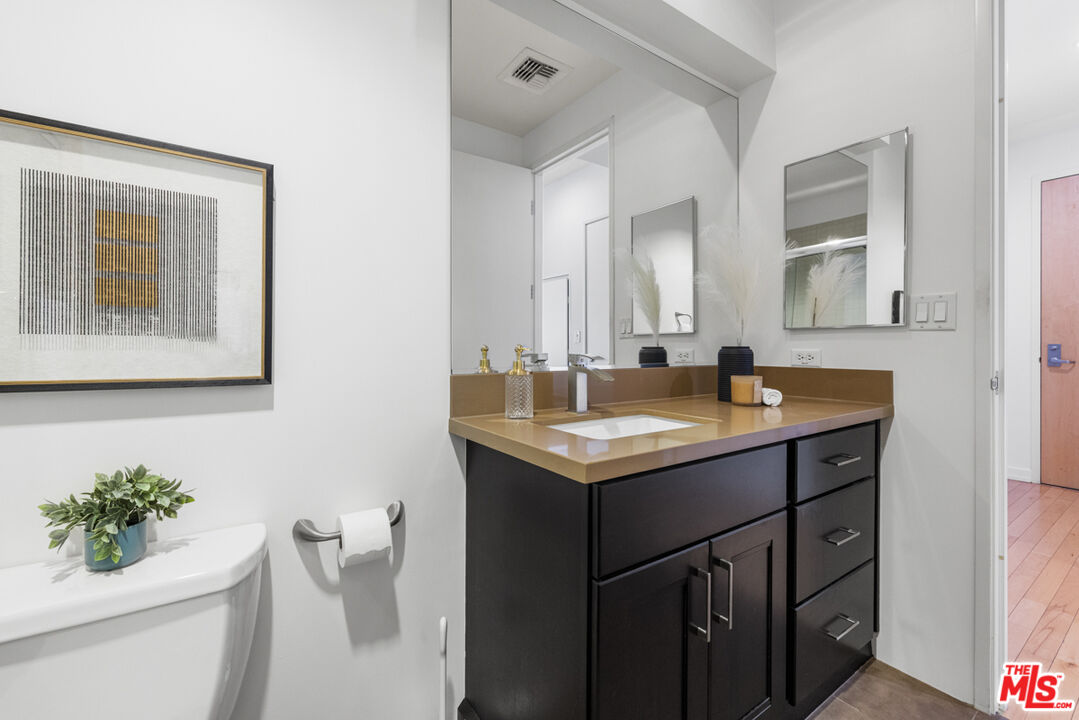 801 South Grand Avenue, Unit 1508 Los Angeles, CA 90017 - Photo 37 of 56 a bathroom with a toilet sink and mirror