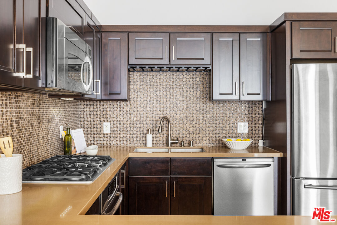 801 South Grand Avenue, Unit 1508 Los Angeles, CA 90017 - Photo 8 of 56 a kitchen with a sink a stove and refrigerator