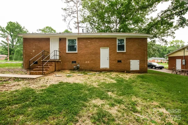 a view of a house with backyard