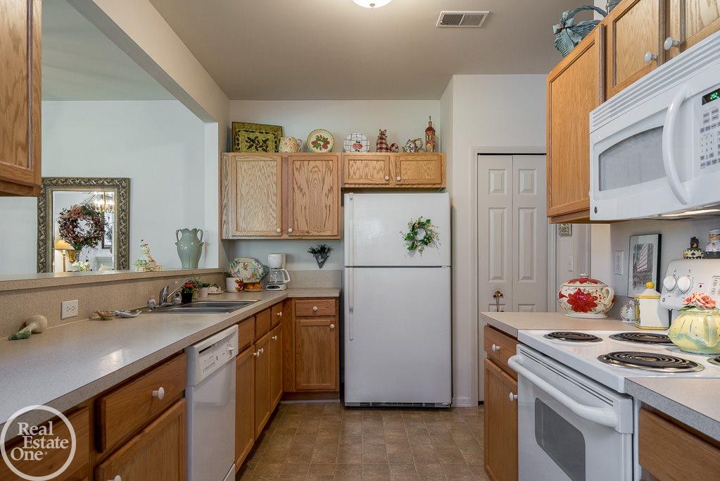 1902 Flagstone Circle Rochester, MI 48307 - Photo 6 of 18 31258890-5.JPG