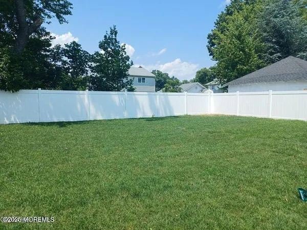 a view of a back yard