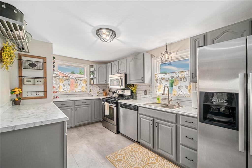 213 Orchard Spring Road Pittsburgh, PA 15220 - Photo 8 of 25 Gallery Image 8