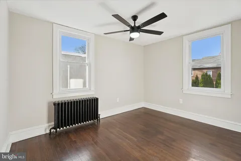 a view of a livingroom with a ceiling fan and wooden floor
