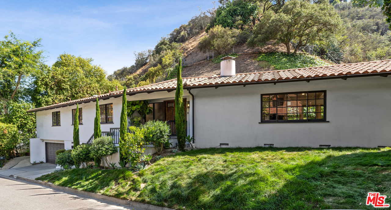 1059 Chantilly Road Los Angeles, CA 90077 - Photo 2 of 25 Gallery Image 2