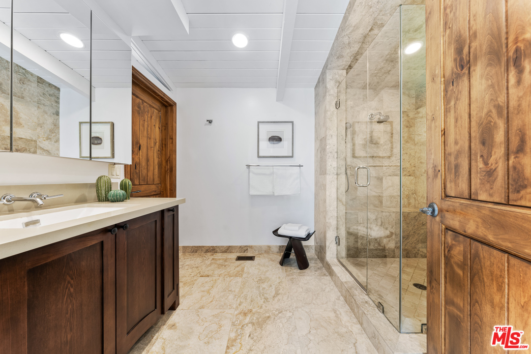 1059 Chantilly Road Los Angeles, CA 90077 - Photo 12 of 25 Gallery Image 12
