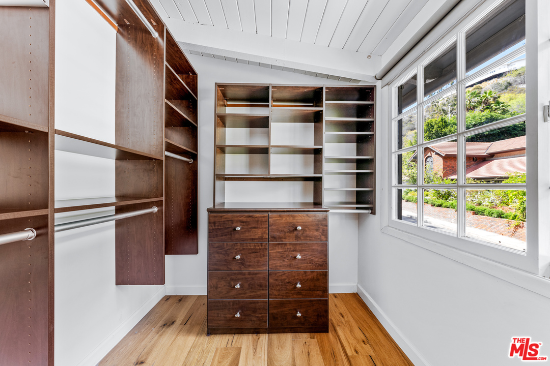 1059 Chantilly Road Los Angeles, CA 90077 - Photo 13 of 25 Gallery Image 13