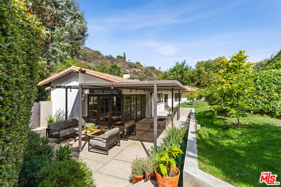 1059 Chantilly Road Los Angeles, CA 90077 - Photo 18 of 25 Gallery Image 18