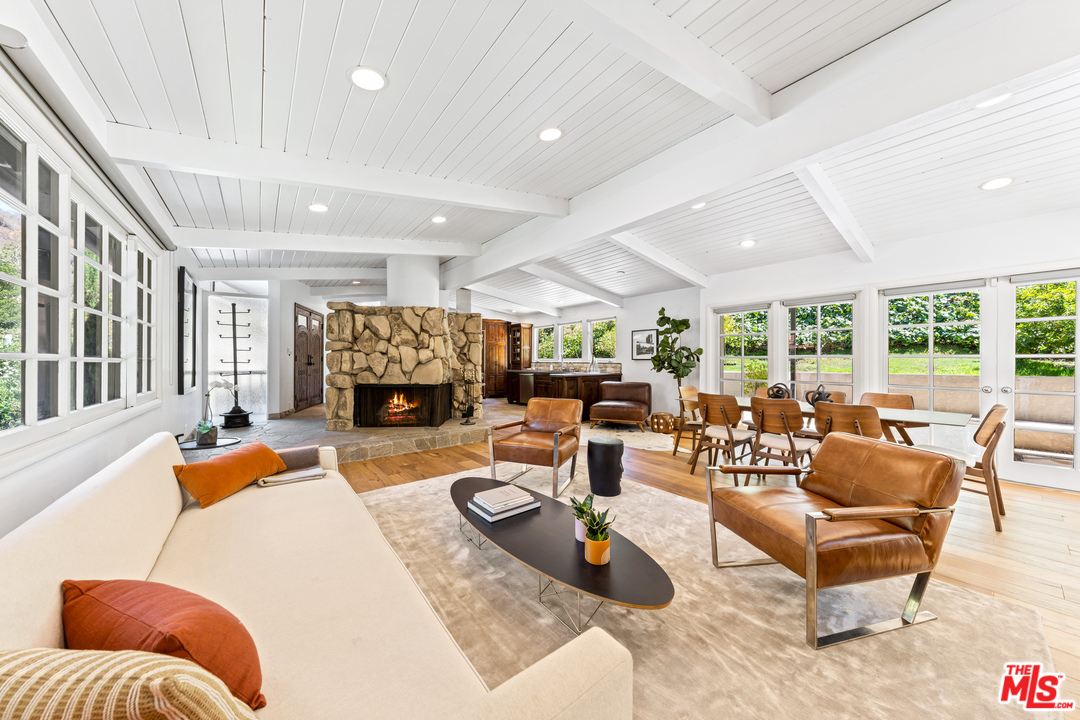 1059 Chantilly Road Los Angeles, CA 90077 - Photo 3 of 25 Gallery Image 3