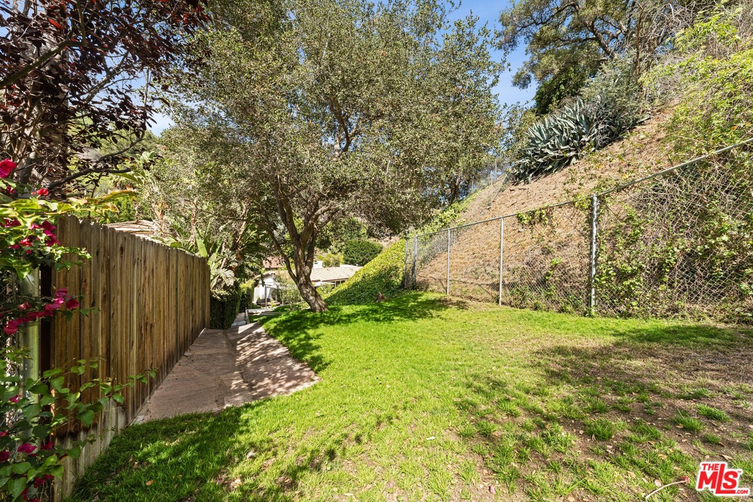 1059 Chantilly Road Los Angeles, CA 90077 - Photo 21 of 25 Gallery Image 21