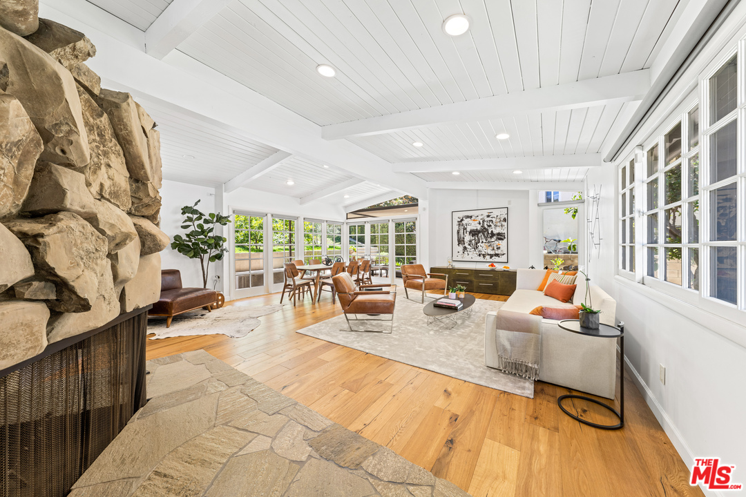 1059 Chantilly Road Los Angeles, CA 90077 - Photo 4 of 25 Gallery Image 4