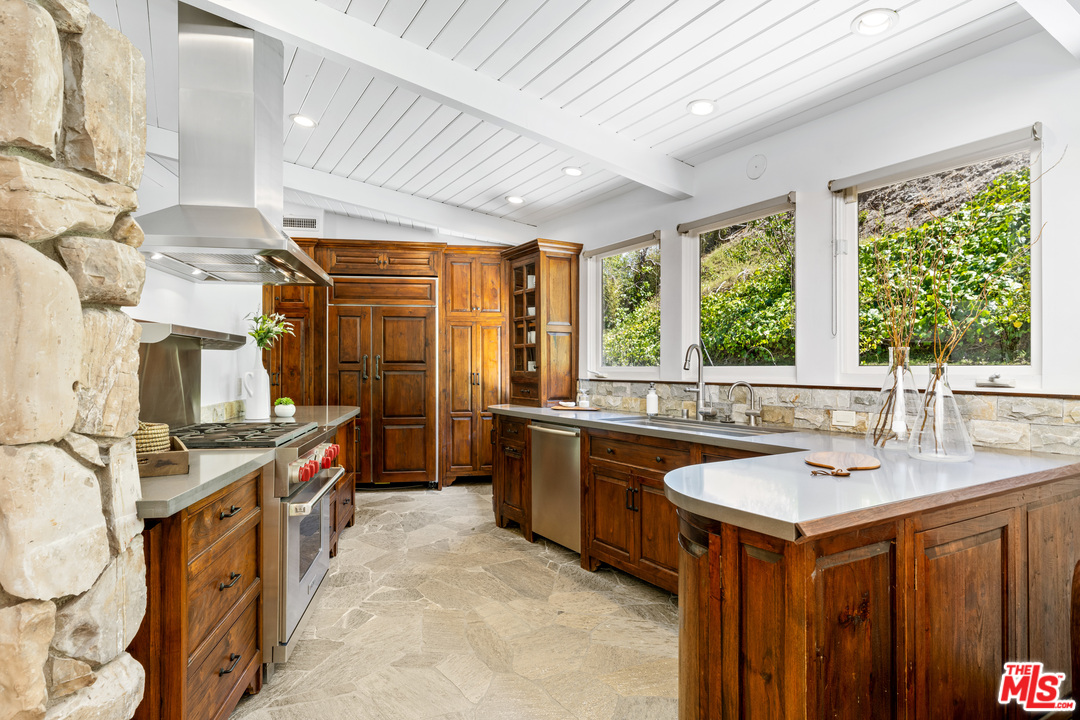 1059 Chantilly Road Los Angeles, CA 90077 - Photo 7 of 25 Gallery Image 7