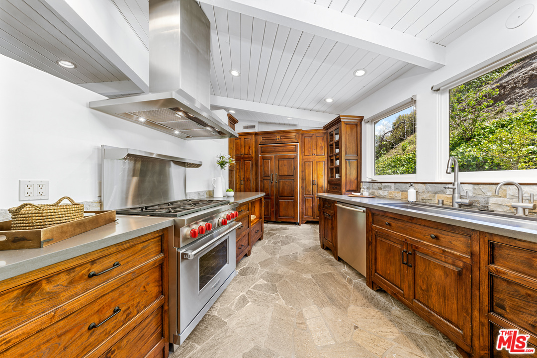 1059 Chantilly Road Los Angeles, CA 90077 - Photo 8 of 25 Gallery Image 8