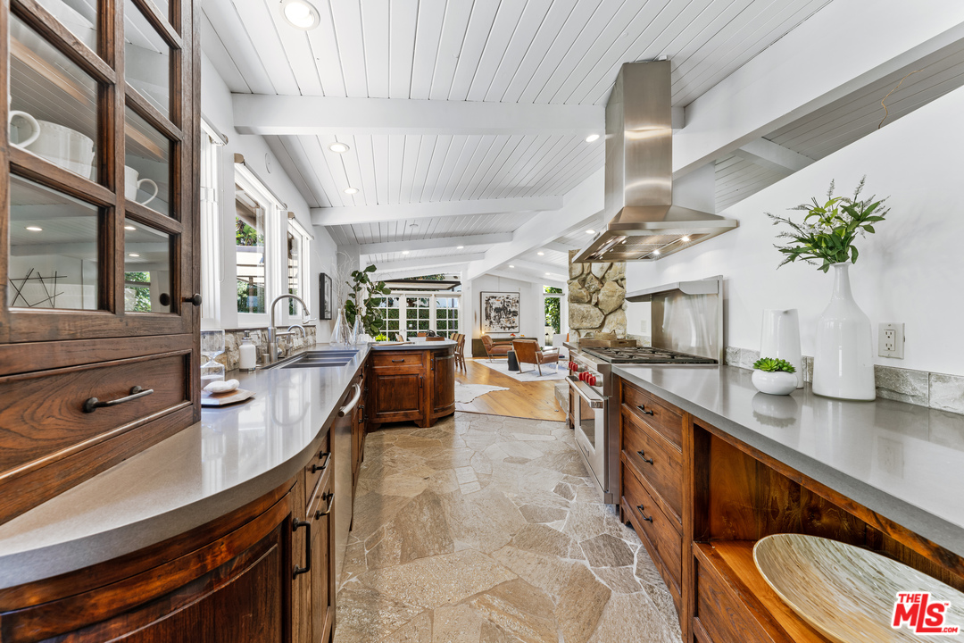 1059 Chantilly Road Los Angeles, CA 90077 - Photo 9 of 25 Gallery Image 9