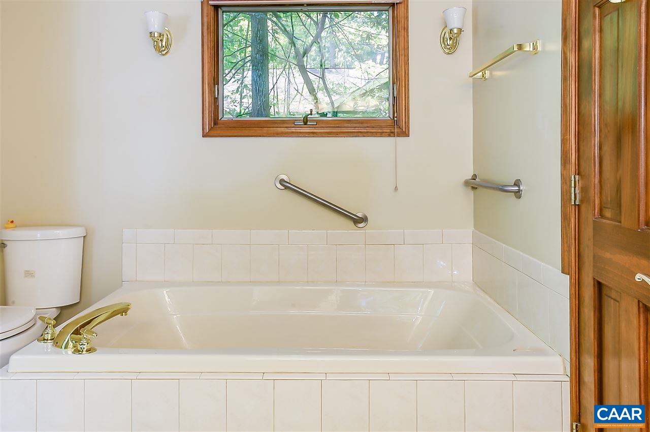 13 Woodridge Road Palmyra, VA 22963 - Photo 23 of 35 Transom - Lots of natural light