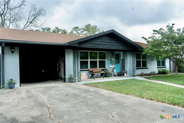 $280,000 | 309 Hessler Drive, Hallettsville, TX 77964