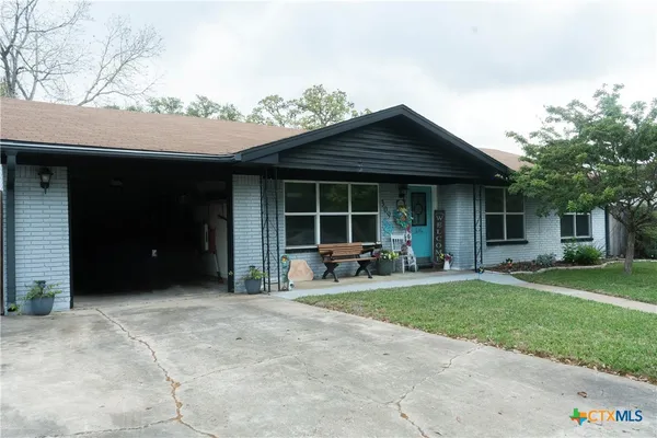 $285,000 | 309 Hessler Drive, Hallettsville, TX 77964