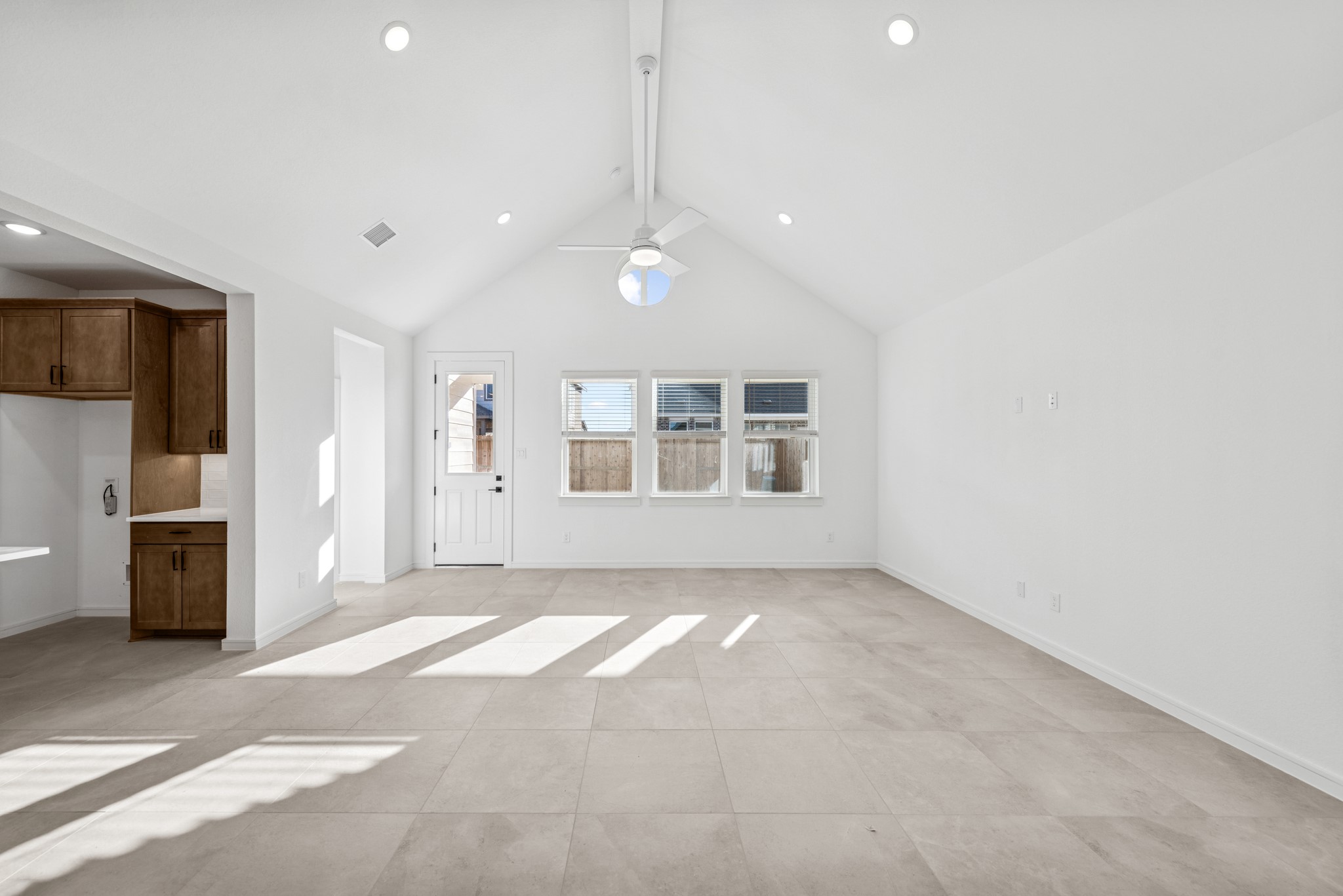 29314 Suncreek Rnch Court Waller, TX 77484 - Photo 8 of 22 Open great room with high vaulted ceilings (*Photo not of actual home and used for illustration purposes only.)