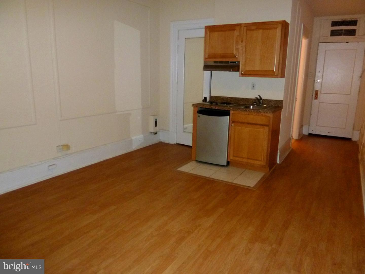 1324 Locust Street, Unit 621 Philadelphia, PA 19107 - Photo 9 of 16 Living Room