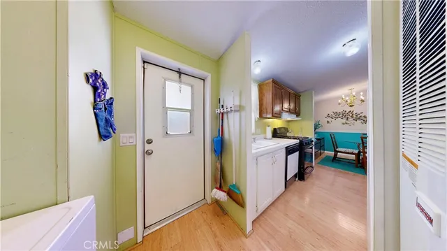 a view of entryway and kitchen