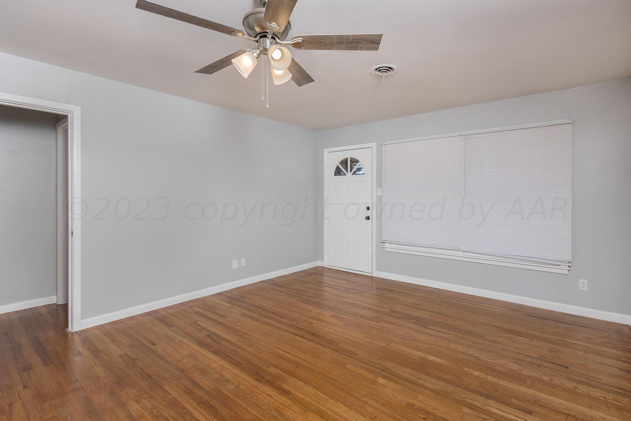 3317 Hobbs Road Amarillo, TX 79109 - Photo 4 of 19 003_Living Room