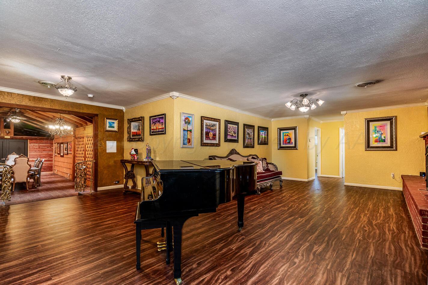 1900 Hemlock Street Borger, TX 79007 - Photo 7 of 48 1900_Hemlock Interiors-105