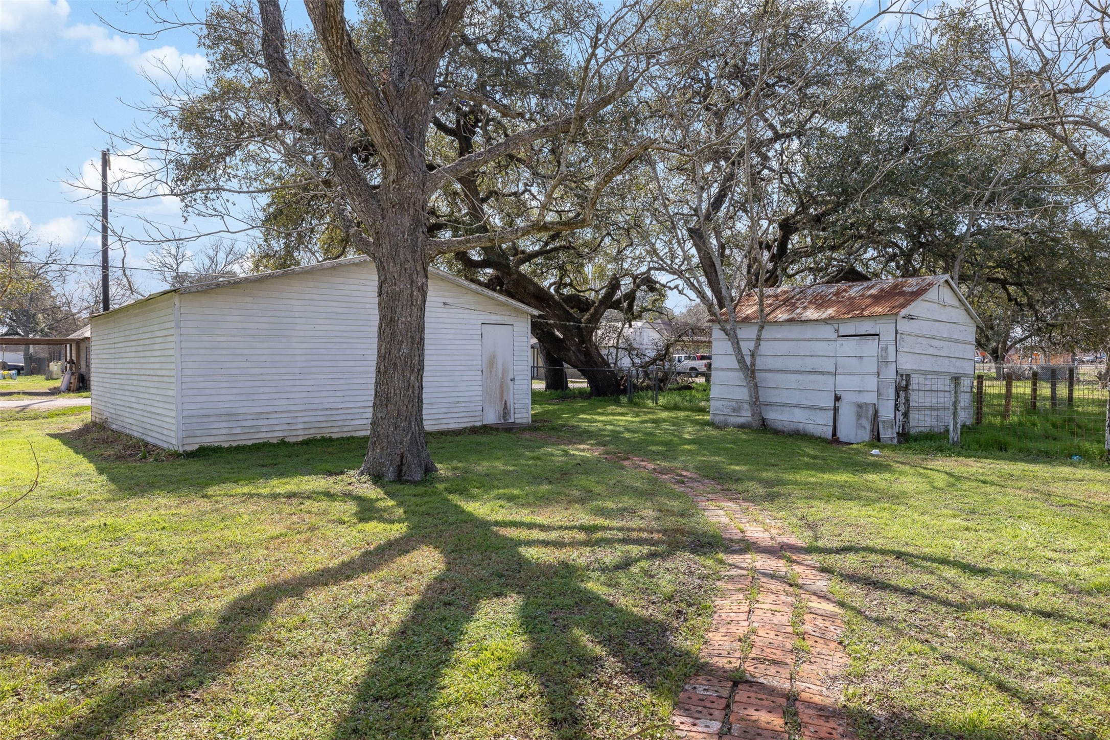 104 6th Street Glidden, TX 78943 - Photo 8 of 28