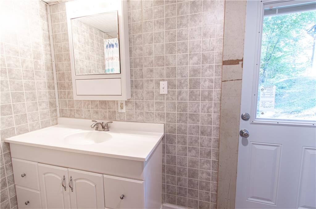 250 Nottingham Way Fairmount, GA 30139 - Photo 30 of 43 a bathroom with a sink a vanity and a bathtub