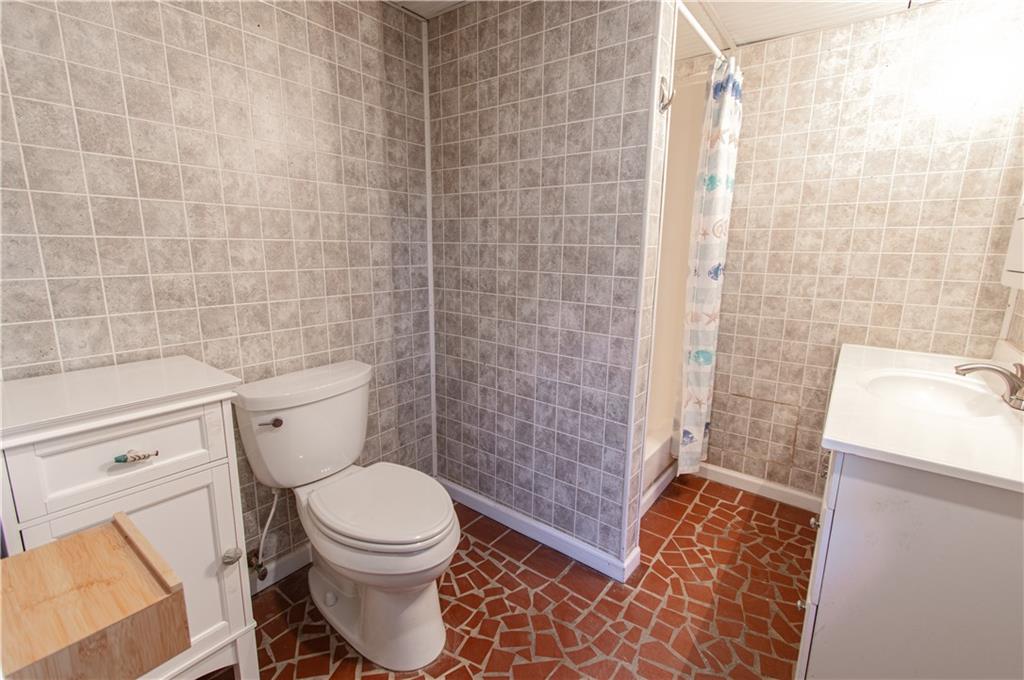 250 Nottingham Way Fairmount, GA 30139 - Photo 32 of 43 a bathroom with a toilet and a shower