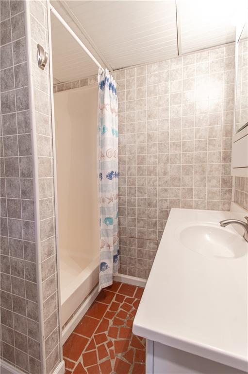 250 Nottingham Way Fairmount, GA 30139 - Photo 33 of 43 a bathroom with a bathtub and shower