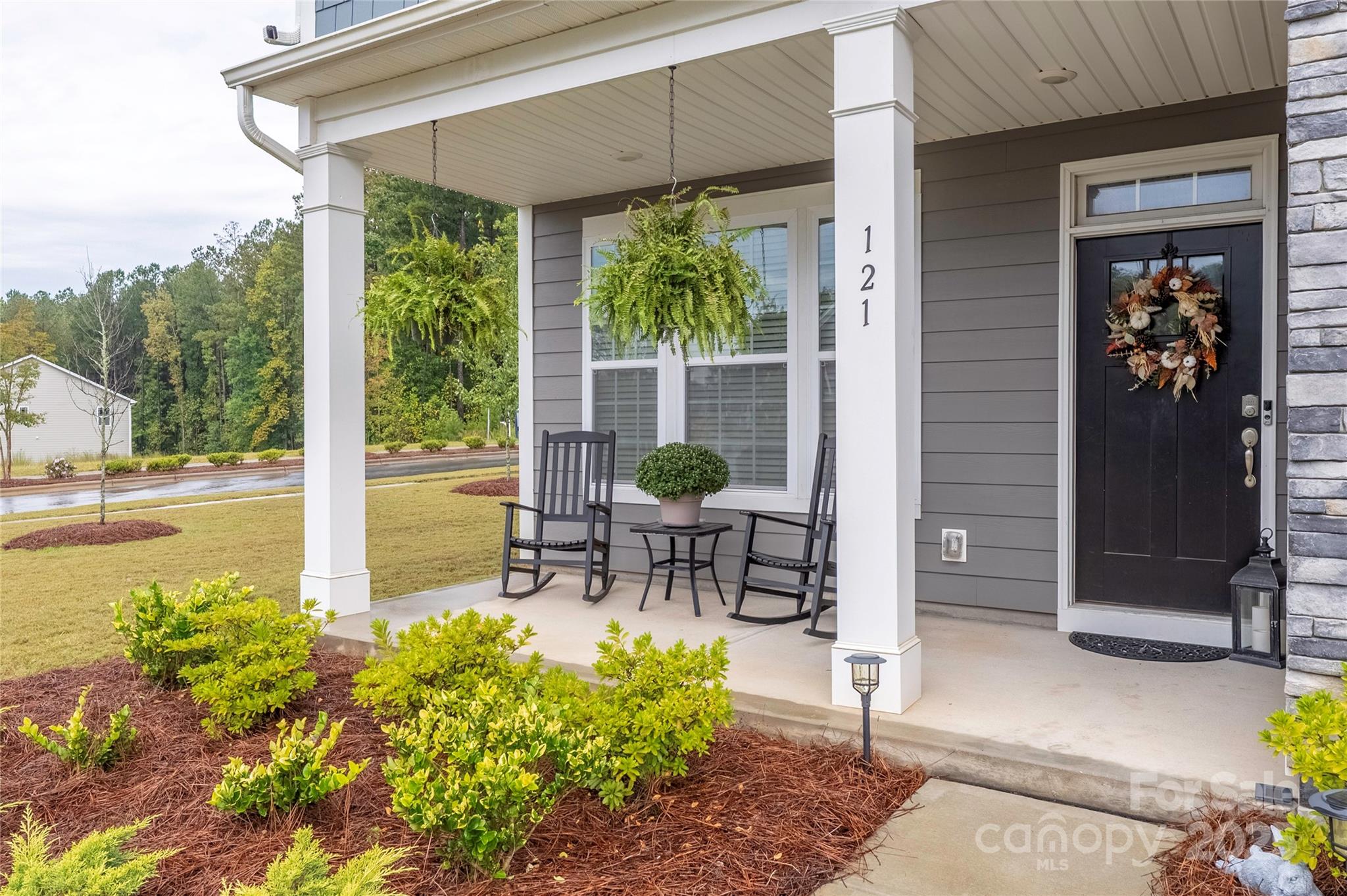 121 Rhuidean Court Troutman, NC 28166 - Photo 4 of 44 a living room filled with furniture and a garden