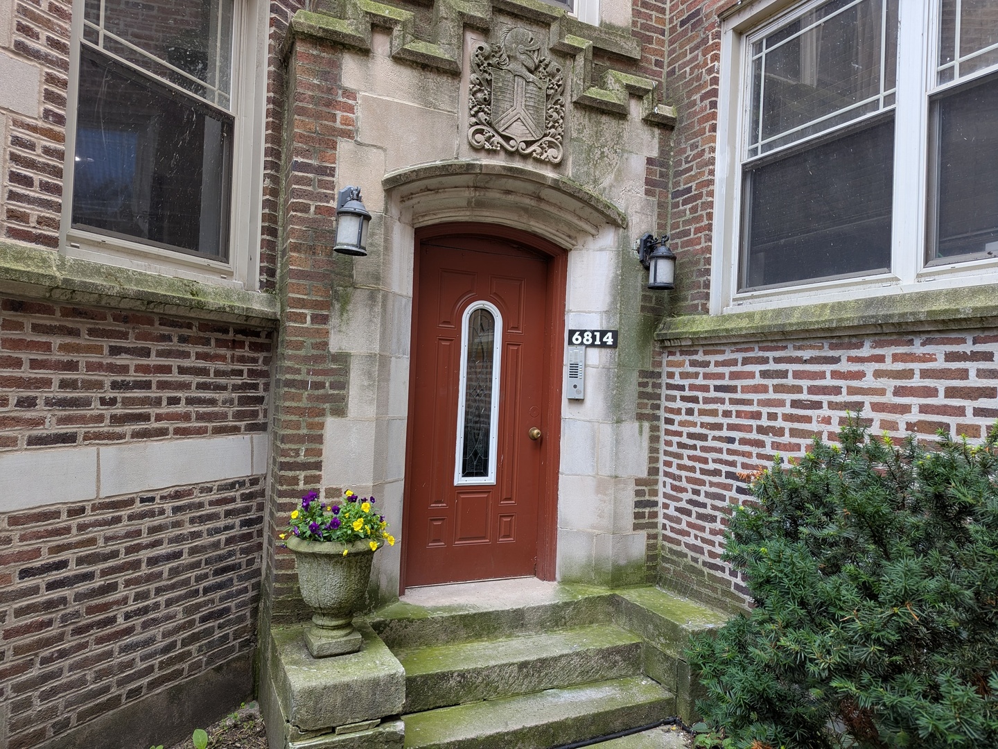 6814 North Ashland Boulevard, Unit 1C Chicago, IL 60626 - Photo 3 of 31 a front view of a house with garden