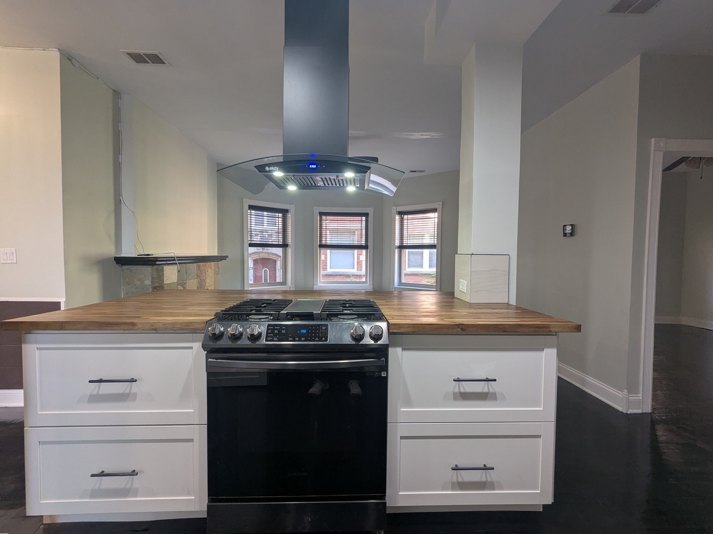 6814 North Ashland Boulevard, Unit 1C Chicago, IL 60626 - Photo 6 of 31 a kitchen with a stove and a sink