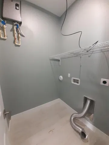 a view of livingroom with furniture