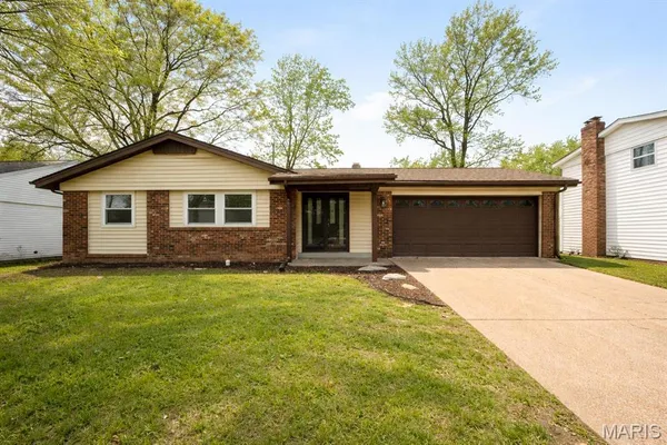 $265,000 | 341 Roanoke Drive, Belleville, IL 62221