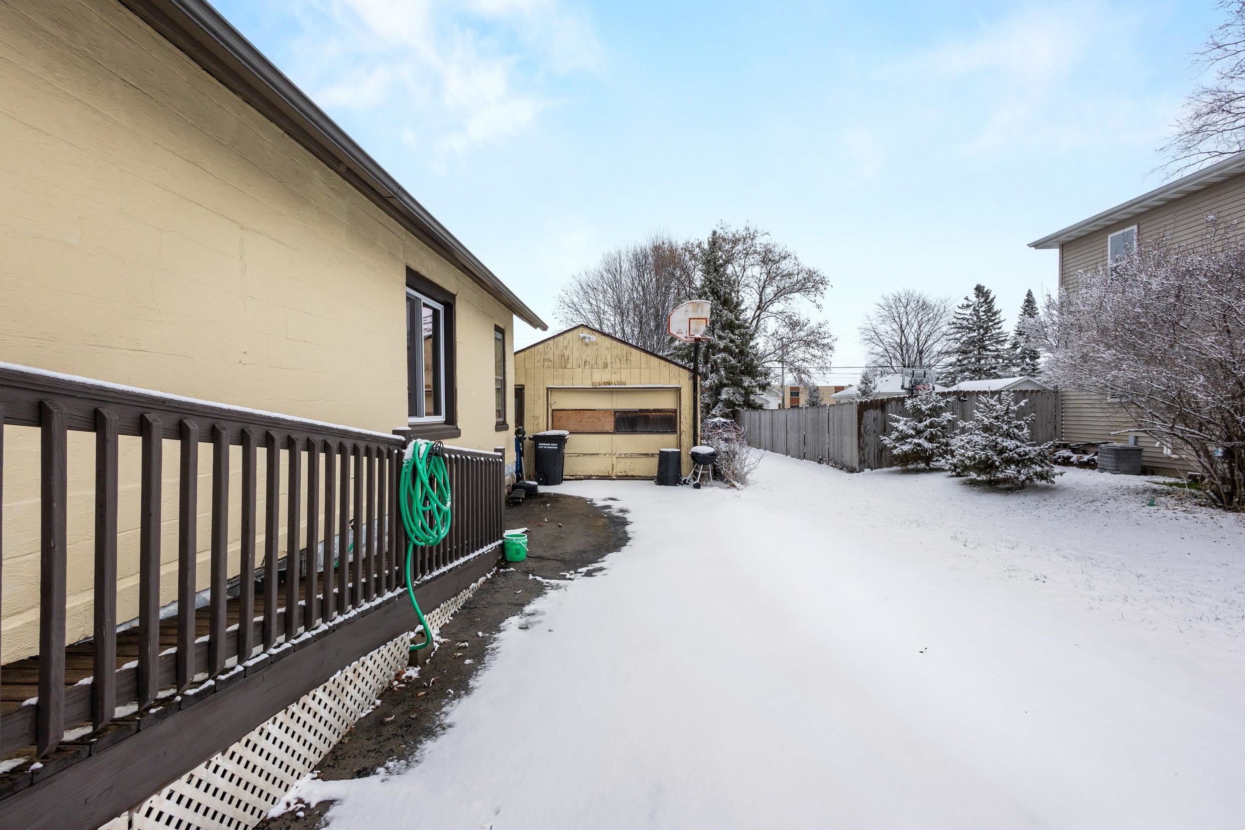 2206 Ashland Street Oshkosh, WI 54901 - Photo 27 of 37