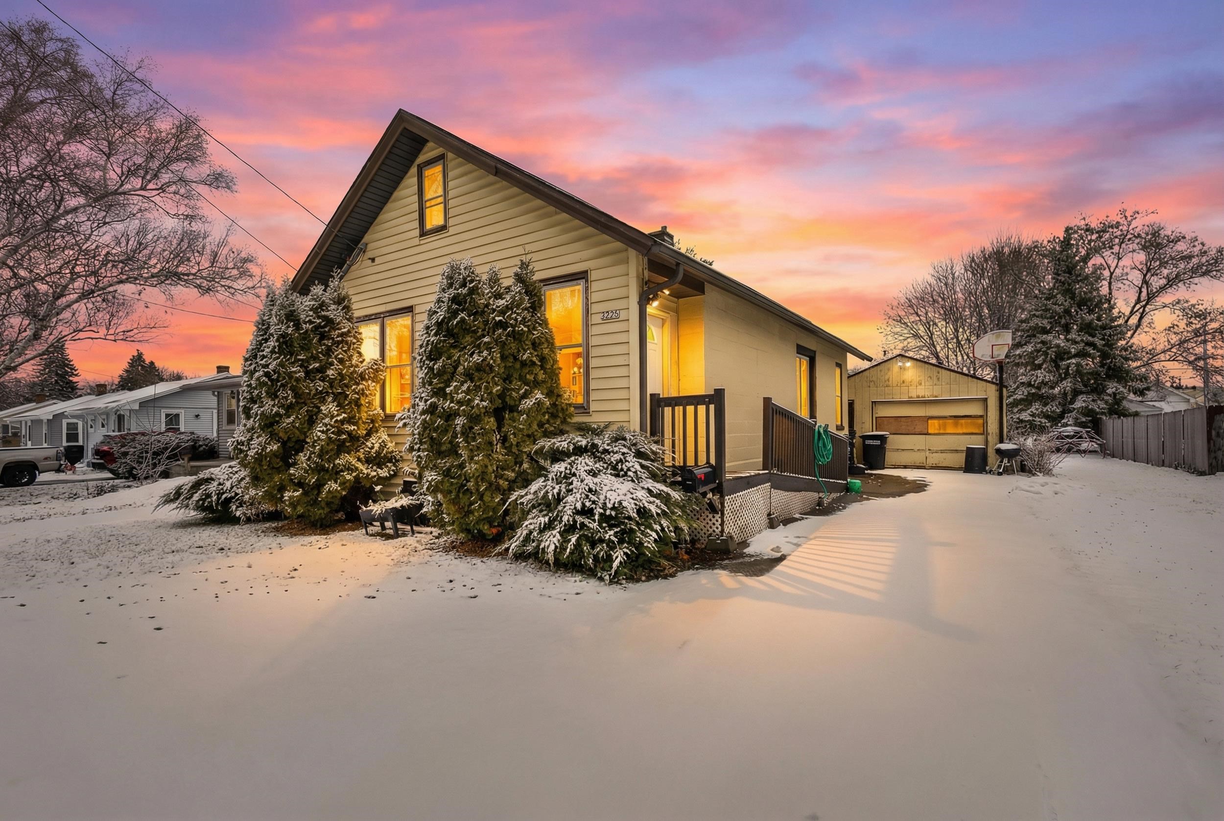 2206 Ashland Street Oshkosh, WI 54901 - Photo 4 of 37