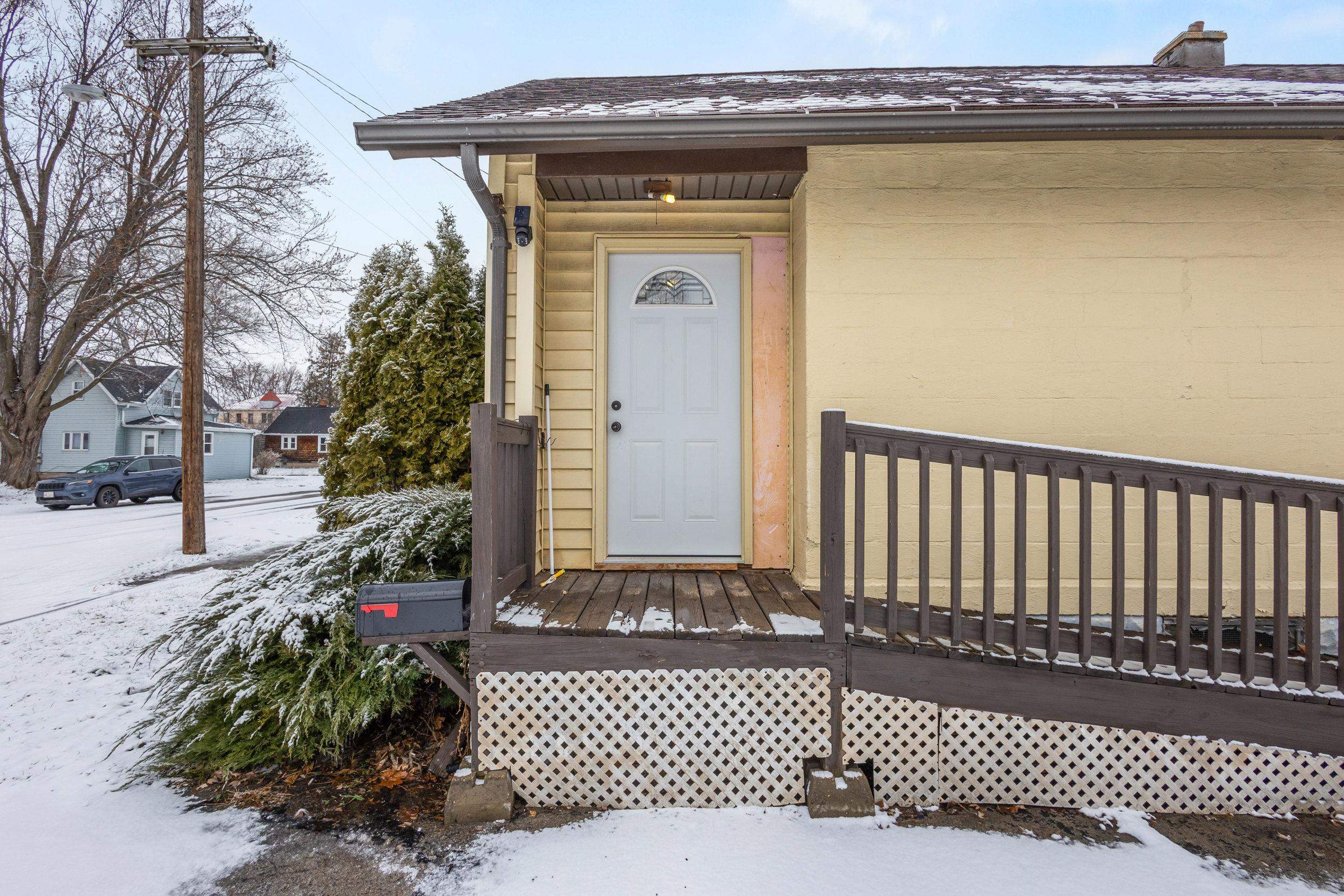 2206 Ashland Street Oshkosh, WI 54901 - Photo 5 of 37