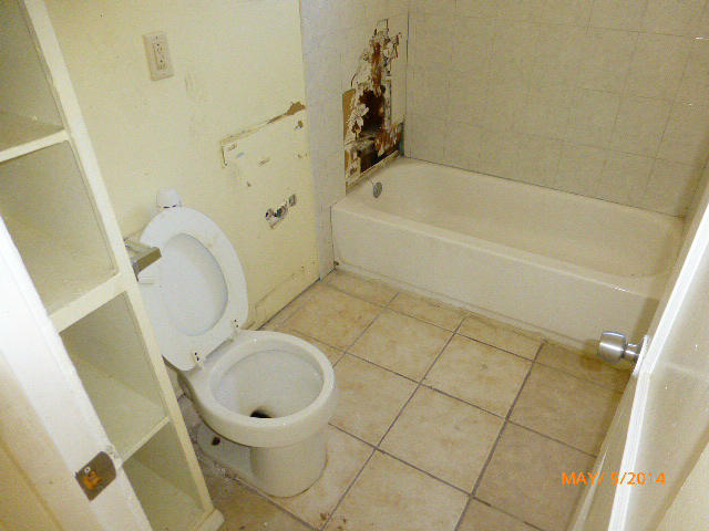 856 West 2nd Street Riviera Beach, FL 33404 - Photo 11 of 22 a bathroom with a toilet and a bathtub