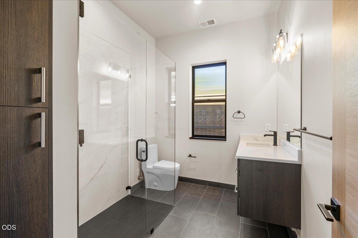 391 Clinton Street Ashland, OR 97520 - Photo 28 of 41 a bathroom with a tub sink and mirror