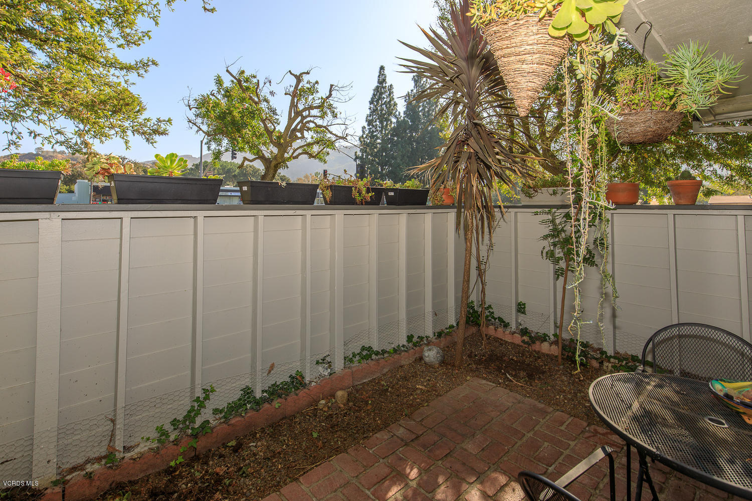 6542 Stoney View Lane, Unit 5 Simi Valley, CA 93063 - Photo 29 of 32 a backyard of a house
