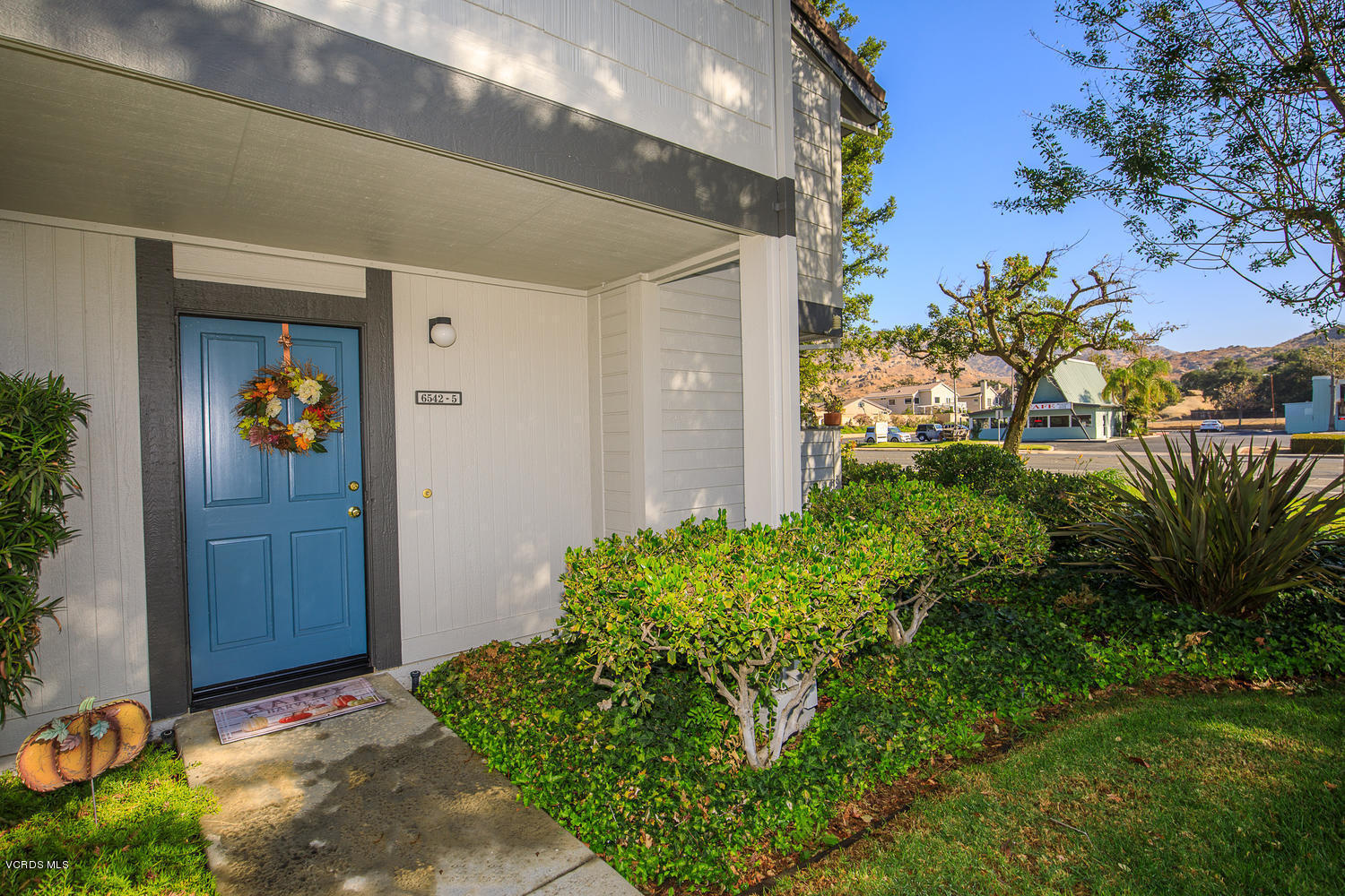 6542 Stoney View Lane, Unit 5 Simi Valley, CA 93063 - Photo 4 of 32 a view of entryway