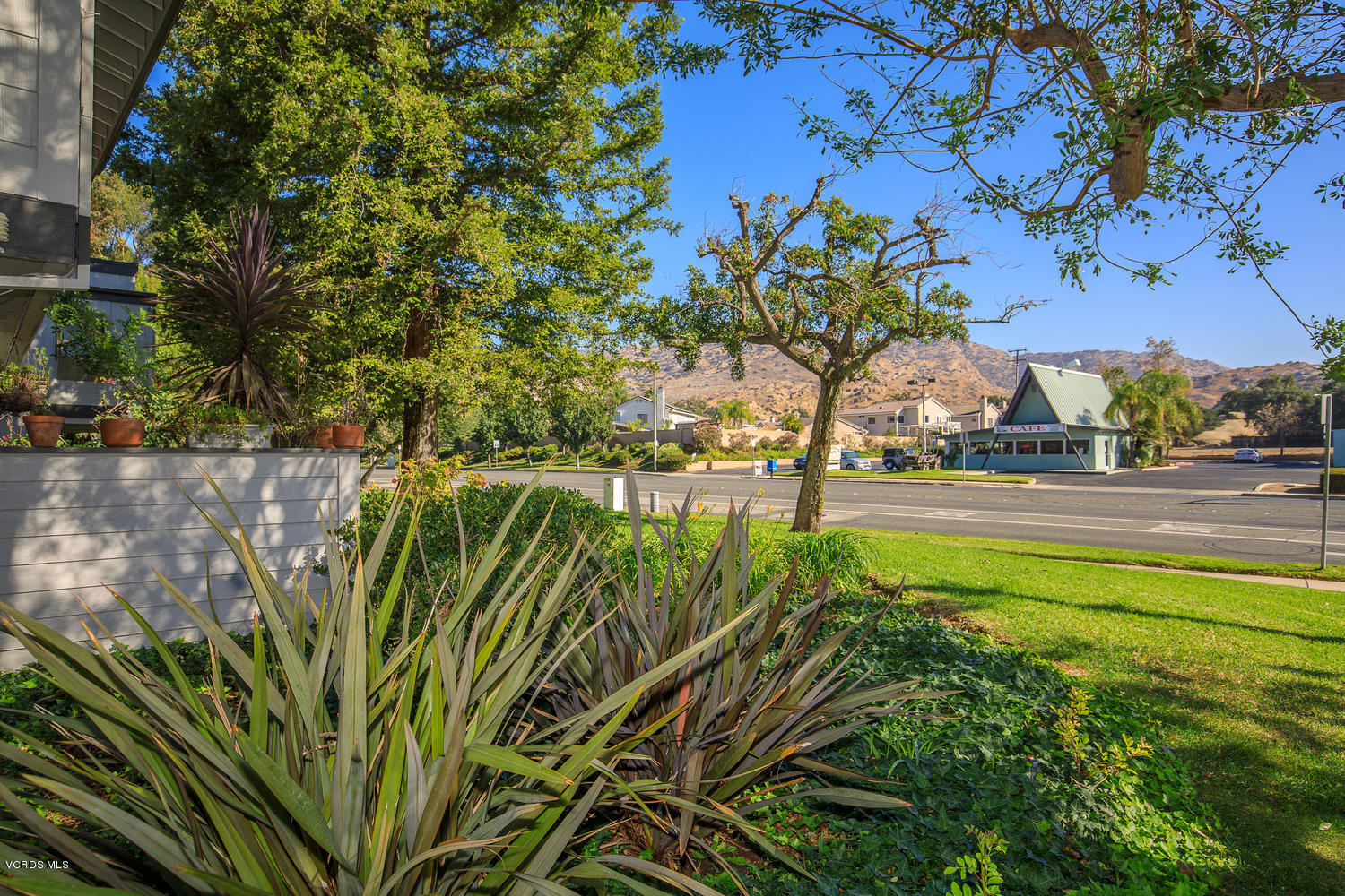 6542 Stoney View Lane, Unit 5 Simi Valley, CA 93063 - Photo 5 of 32 a view of a yard