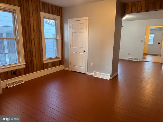 $2,150 | 317 South 3rd Street, Millville, NJ 08332