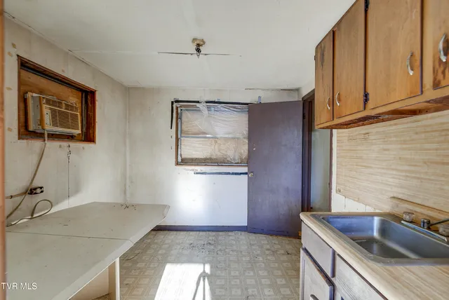 $59,900 | 212 West Chilhowie Avenue, Johnson City, TN 37604