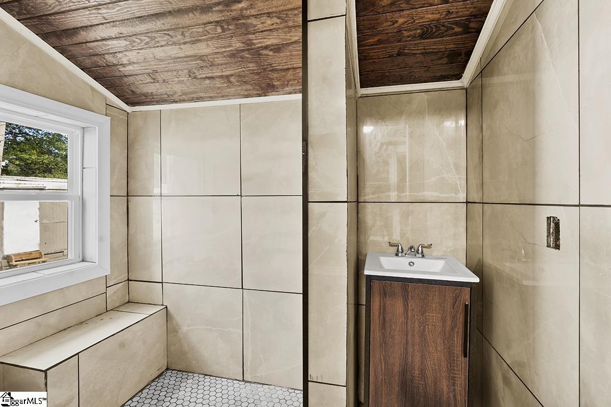 303 Beauregard Street Clinton, SC 29325 - Photo 9 of 11