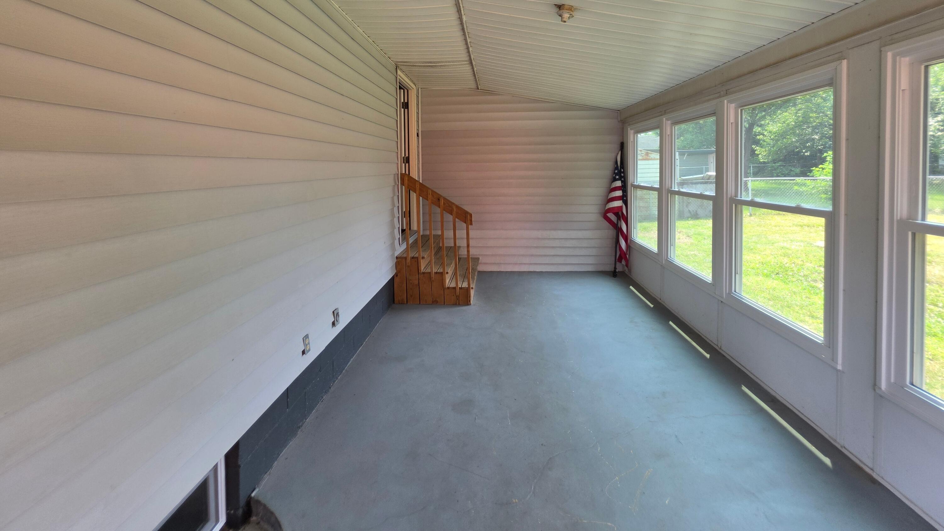 3137 Hillgate Road Columbus, OH 43207 - Photo 22 of 36 3 Seasons room