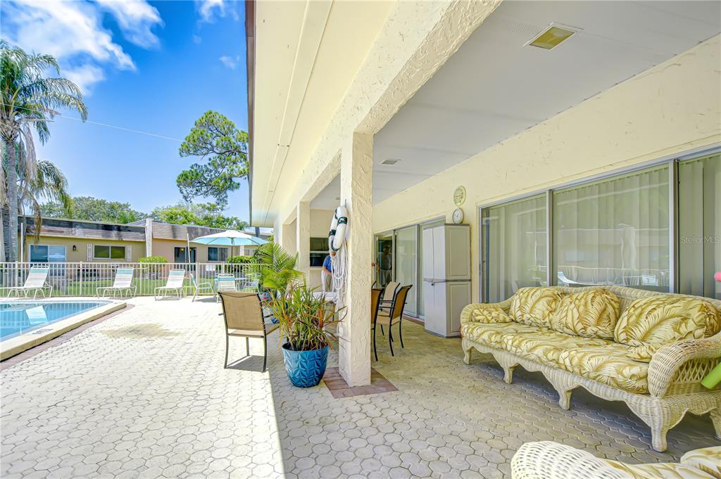 11511 113th Street, Unit 33D Largo, FL 33778 - Photo 30 of 33 a living room with furniture