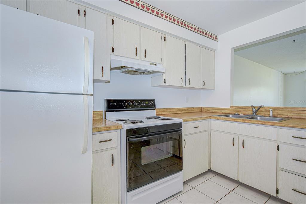 11511 113th Street, Unit 33D Largo, FL 33778 - Photo 8 of 33 a kitchen with cabinets and appliances