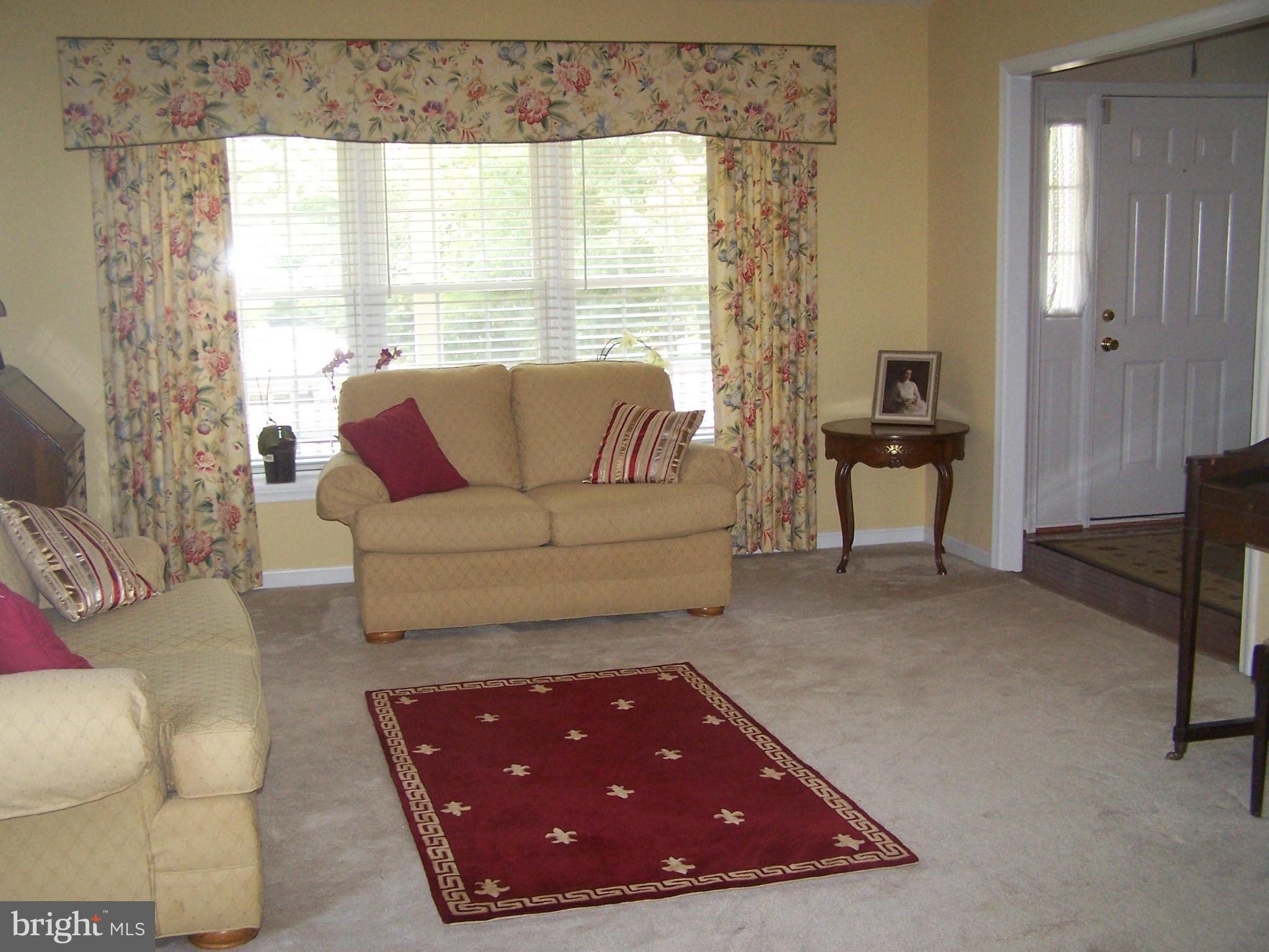 8985 Shadowlake Way Springfield, VA 22153 - Photo 4 of 17 Living Room