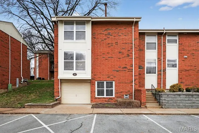 $209,900 | 1977 Hunting Lake Court, Unit 1977, Kirkwood, MO 63122